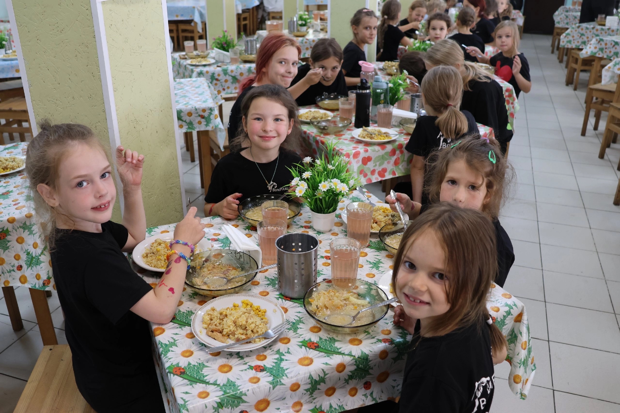 Танцевальный лагерь RoyalKids в ДОЛ Маяк – творческий лагерь, Ленинградская обл., Приозерский р-н. Путевки в детский лагерь на 2026-2027 год, фото питания 1
