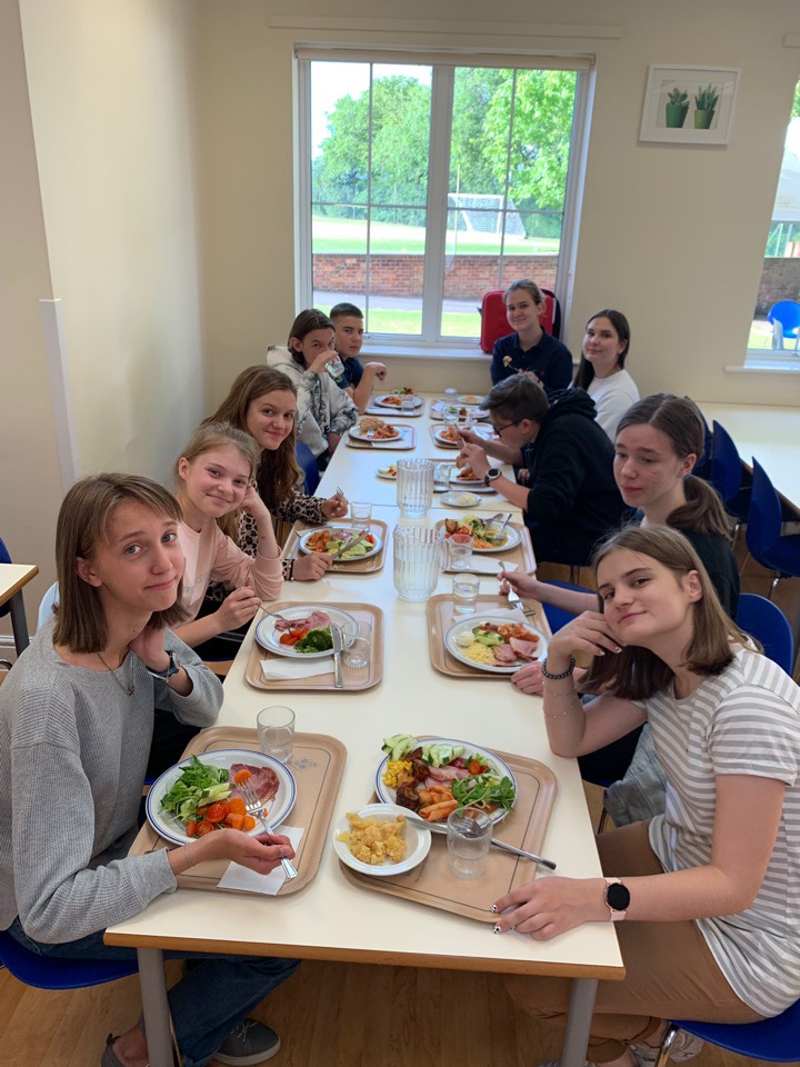 Aurinko Camp Англия – языковой лагерь, Англия. Путевки в детский лагерь на 2026 год, фото питания 3