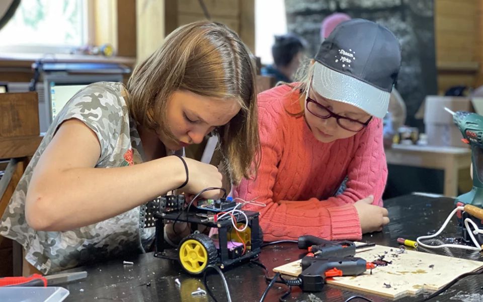 AzimovCamp. ДОЛ Адмиралтеец – IT и математический лагерь, Ленинградская обл., Гатчинский р-н. Путевки в детский лагерь на 2026 год, фото программы 8