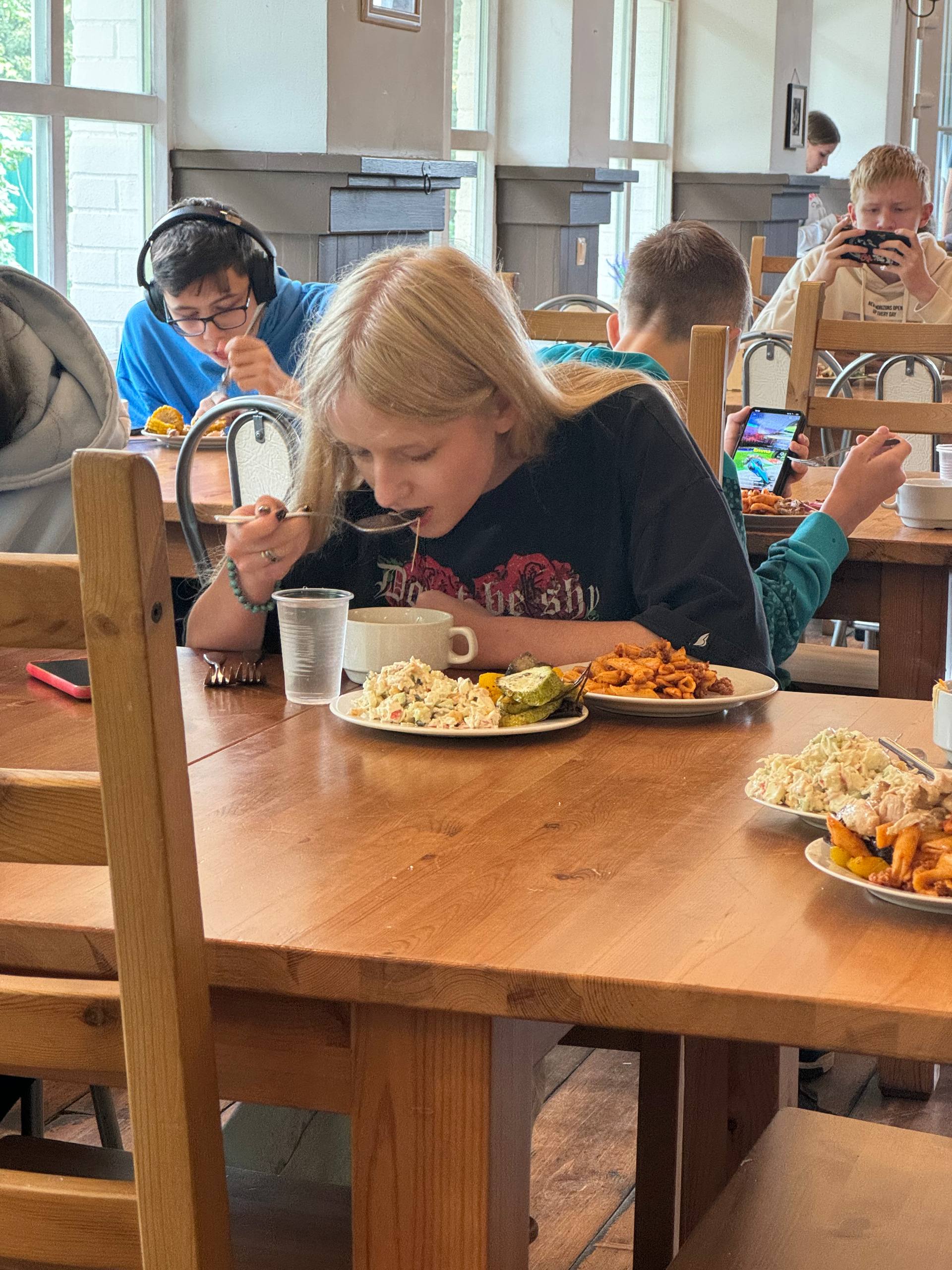 Лагерь Юайти. 4 Сезона – IT и математический лагерь, Московская обл., Серпуховский р-н. Путевки в детский лагерь на 2026 год, фото питания 2