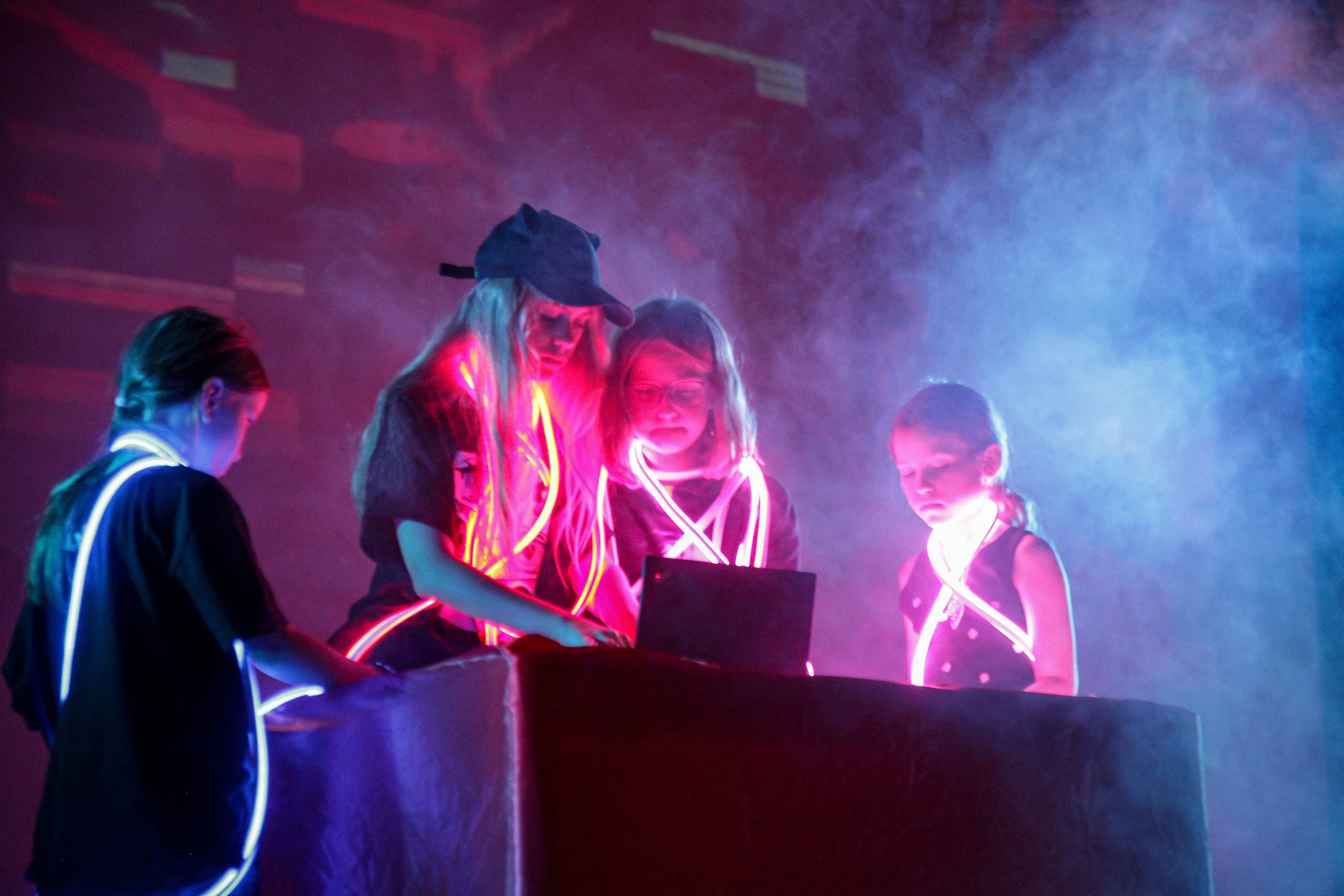 Аплодисменты. DJ – творческий лагерь, Москва, Шереметьево. Путевки в детский лагерь на 2024 год, фото программы 5