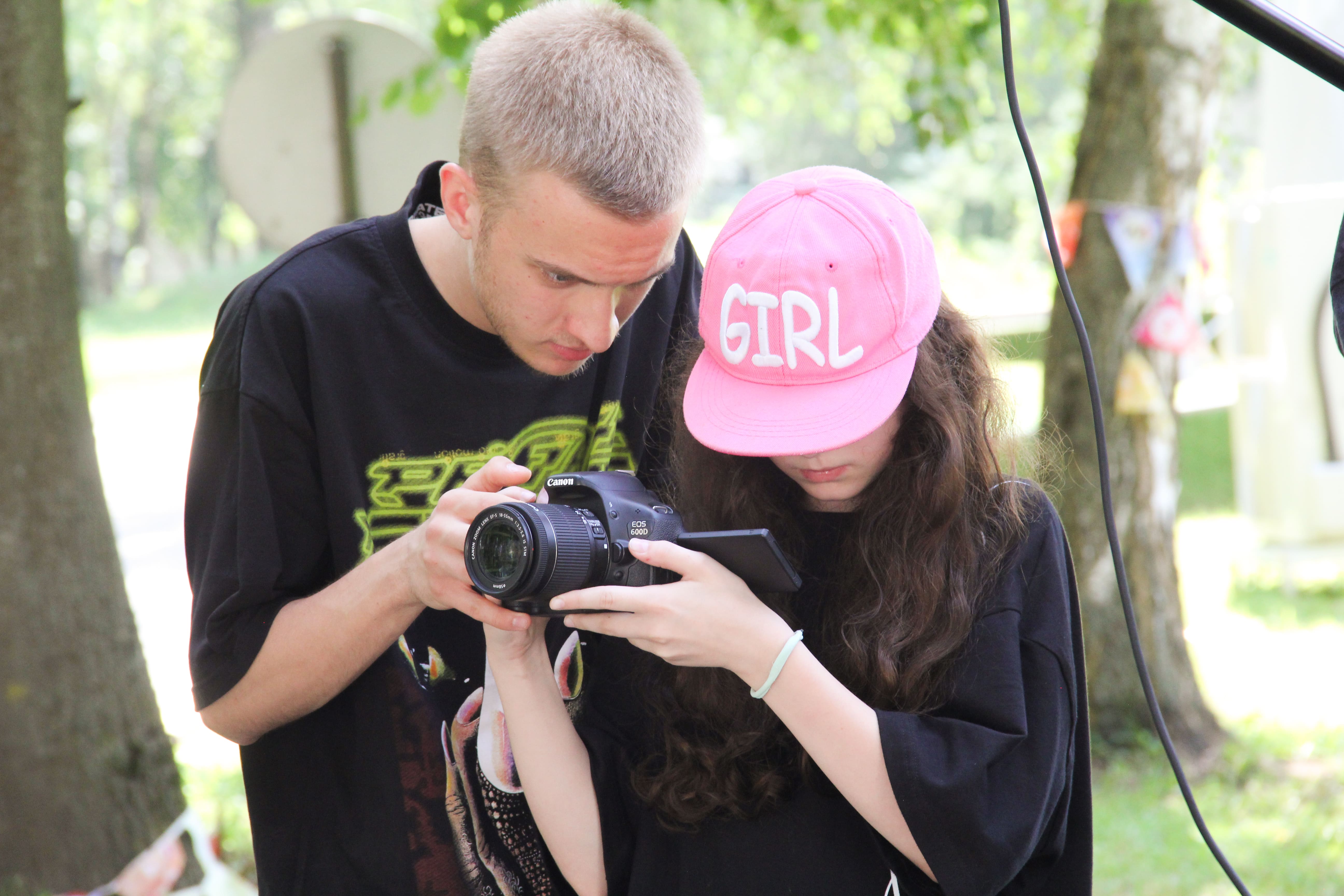 Enjoy Camp. В кадре. Ёлочки – творческий лагерь, Московская обл., Домодедово. Путевки в детский лагерь на 2026 год, фото обучения 1