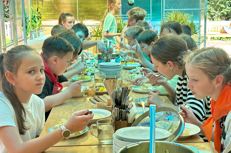 Енотики Кемп – языковой лагерь, Владимирская обл., Александровский р-н. Путевки в детский лагерь на 2026 год, фото питания 1