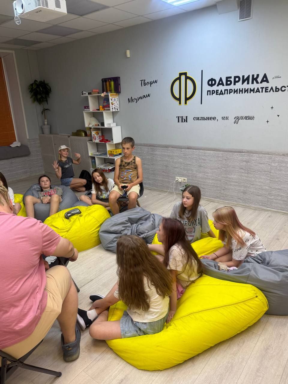 Каникулы в городе вместе с Фабрикой Предпринимательства – творческий лагерь, Ярославль. Путевки в детский лагерь на 2026 год, фото 1