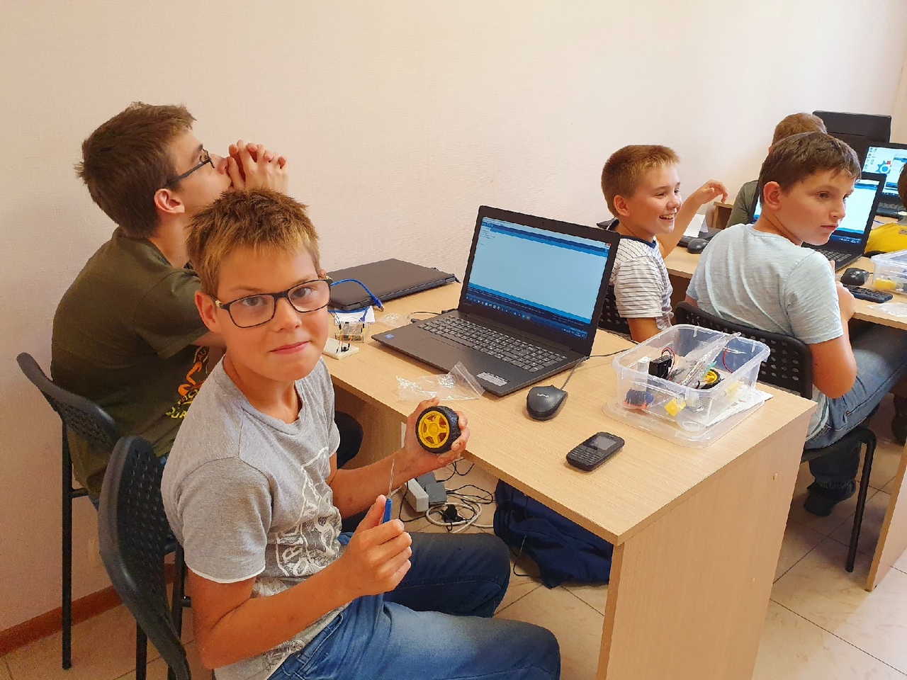 «Дневной клуб Пиксель Москва» – путевки в летний детский лагерь с занятиями программированием 2023, Москва, 3 филиала – 2.