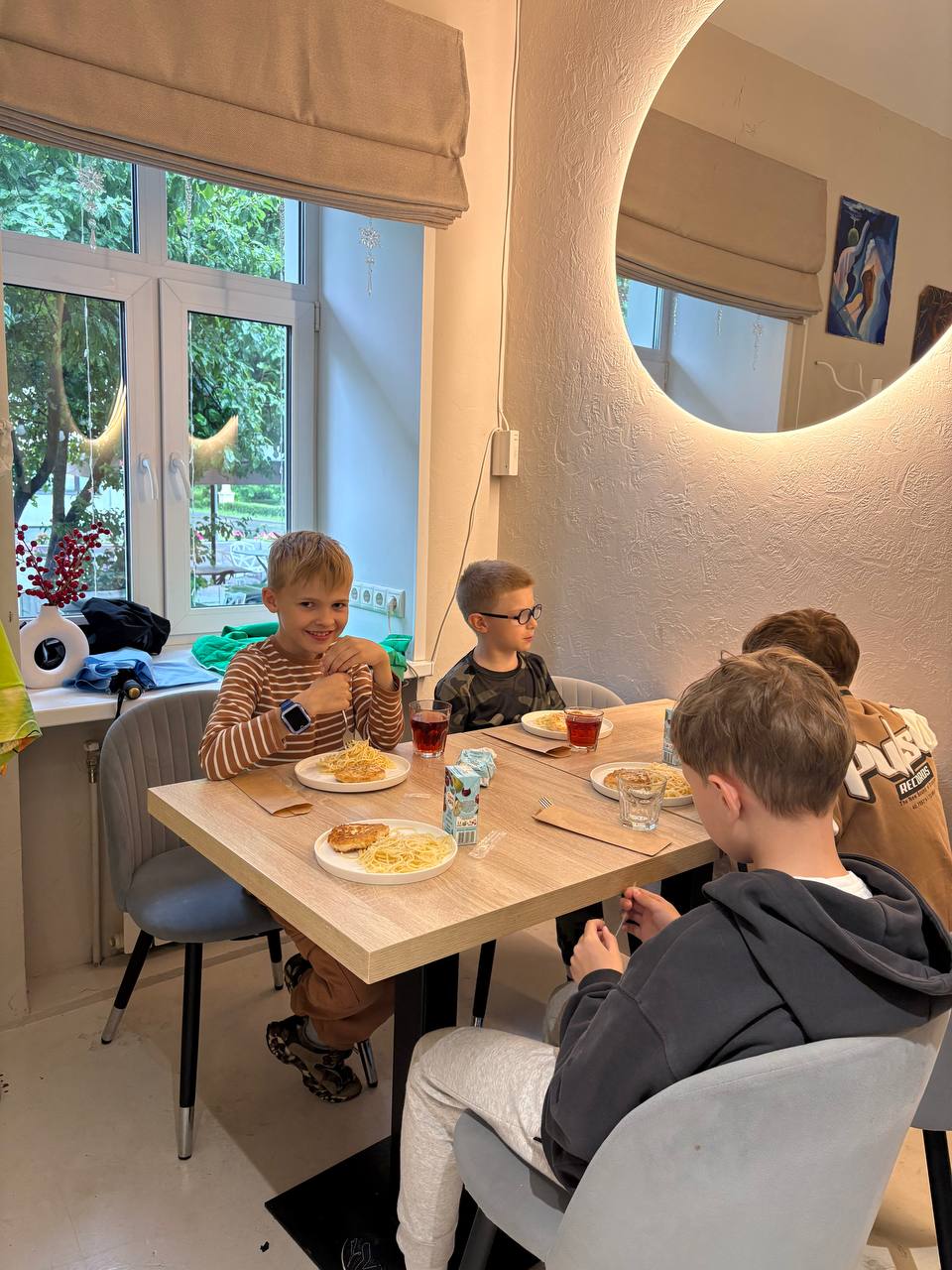 Английский хобби клуб Городские каникулы – городской лагерь, Москва, ВДНХ. Путевки в детский лагерь на 2026 год, фото питания 1