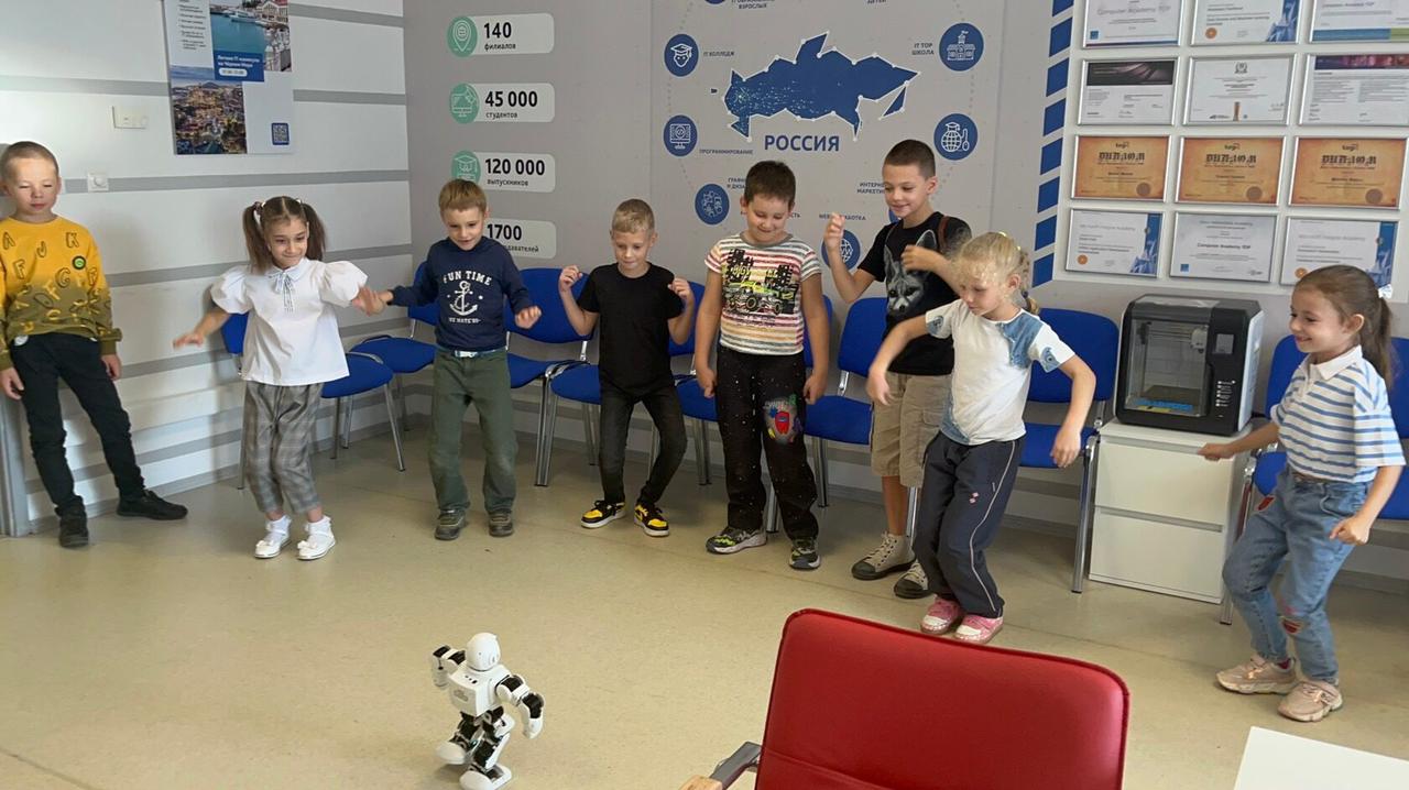 Компьютерная Академия TOP Волжский  – городской лагерь, Волгоградская область, Волжский. Путевки в детский лагерь на 2026-2027 год, фото программы 7