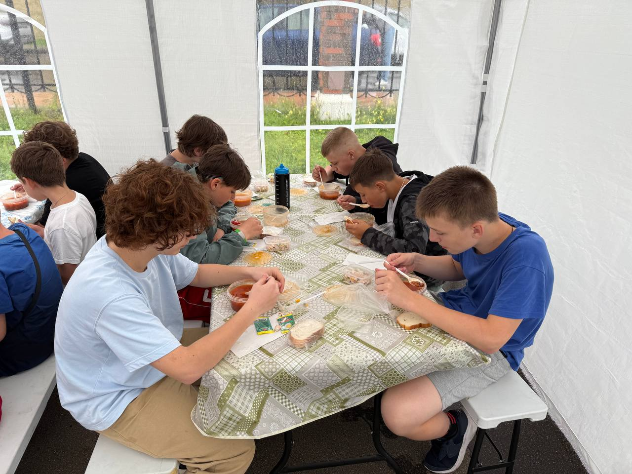 Кэмпы на стадионе Курчатовец – детская программа, Москва, м. Щукинская. Путевки на детские программы на 2026 год, фото питания 1