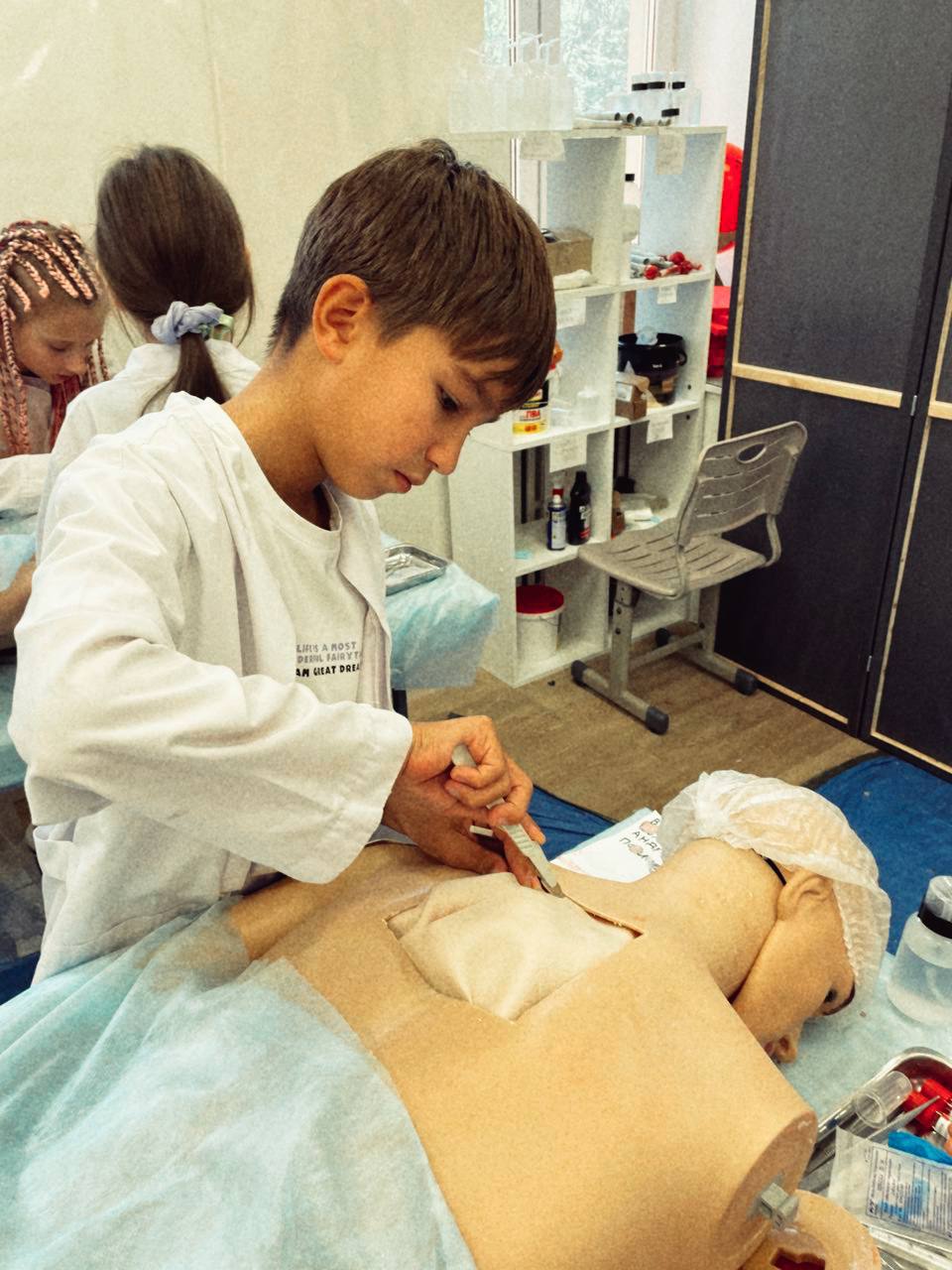 Sciencely. Летние городские лаборатории. Мичуринский – детская программа, Москва, м. Мичуринский проспект. Путевки на детские программы на 2026 год, фото программы 3