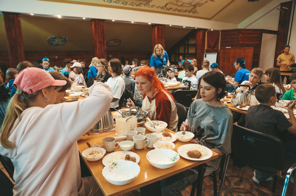 Komandor Camp. Зимний мото лагерь – спортивный лагерь, Калужская обл., Таруса. Путевки в детский лагерь на 2026 год, фото питания 2