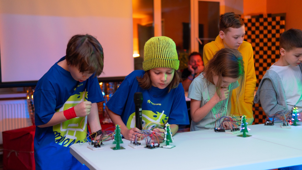 Enjoy Camp. Роботы Изумруд  – IT и математический лагерь, Калужская обл., Жуковский р-н. Путевки в детский лагерь на 2026 год, фото обучения 1