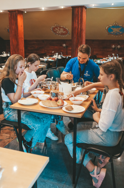 Komandor Camp. Мульти программа  – спортивный лагерь, Калужская обл., Таруса. Путевки в детский лагерь на 2026 год, фото питания 5