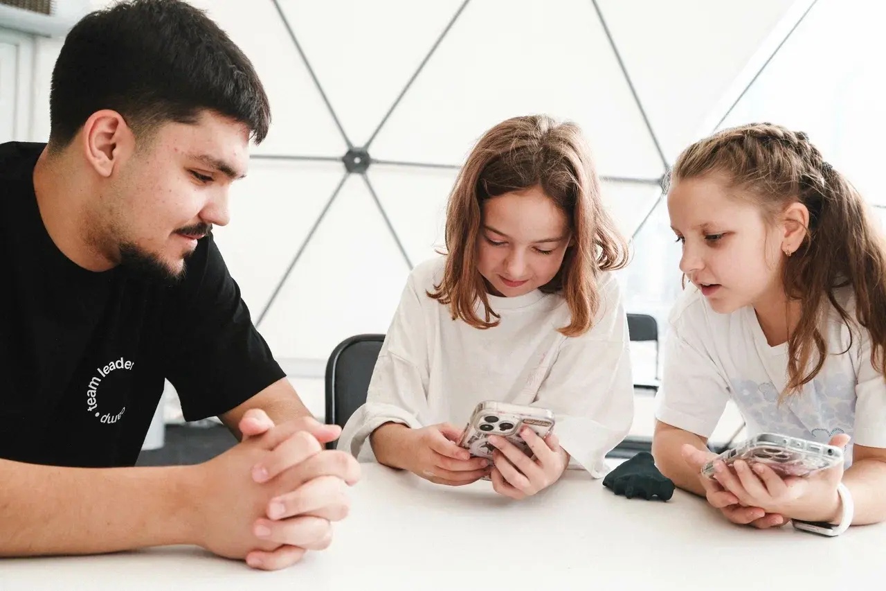 Образовательный интенсив Enjoy AI Camp. Ёлочки – детская программа, Московская обл., Домодедово. Путевки на детские программы на 2026 год, фото обучения 5