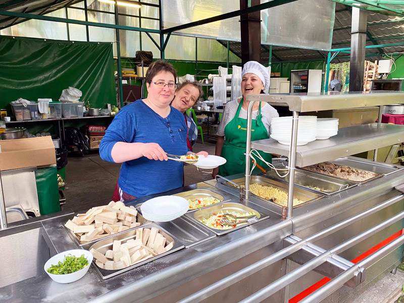 Валдайская Робинзонада. Классик (домики) – туристический лагерь, Новгородская обл., Валдай. Путевки в детский лагерь на 2026 год, фото питания 2