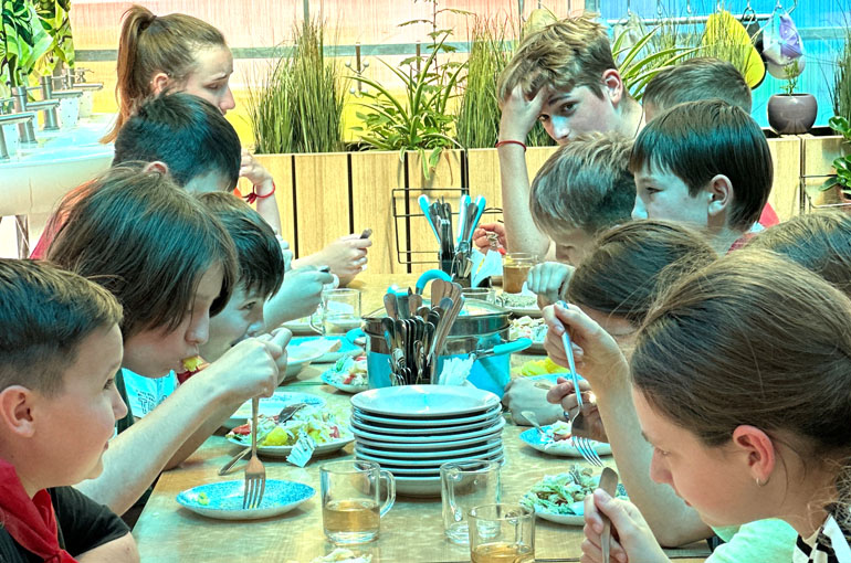 Енотики Кемп – языковой лагерь, Владимирская обл., Александровский р-н. Путевки в детский лагерь на 2026 год, фото питания 2