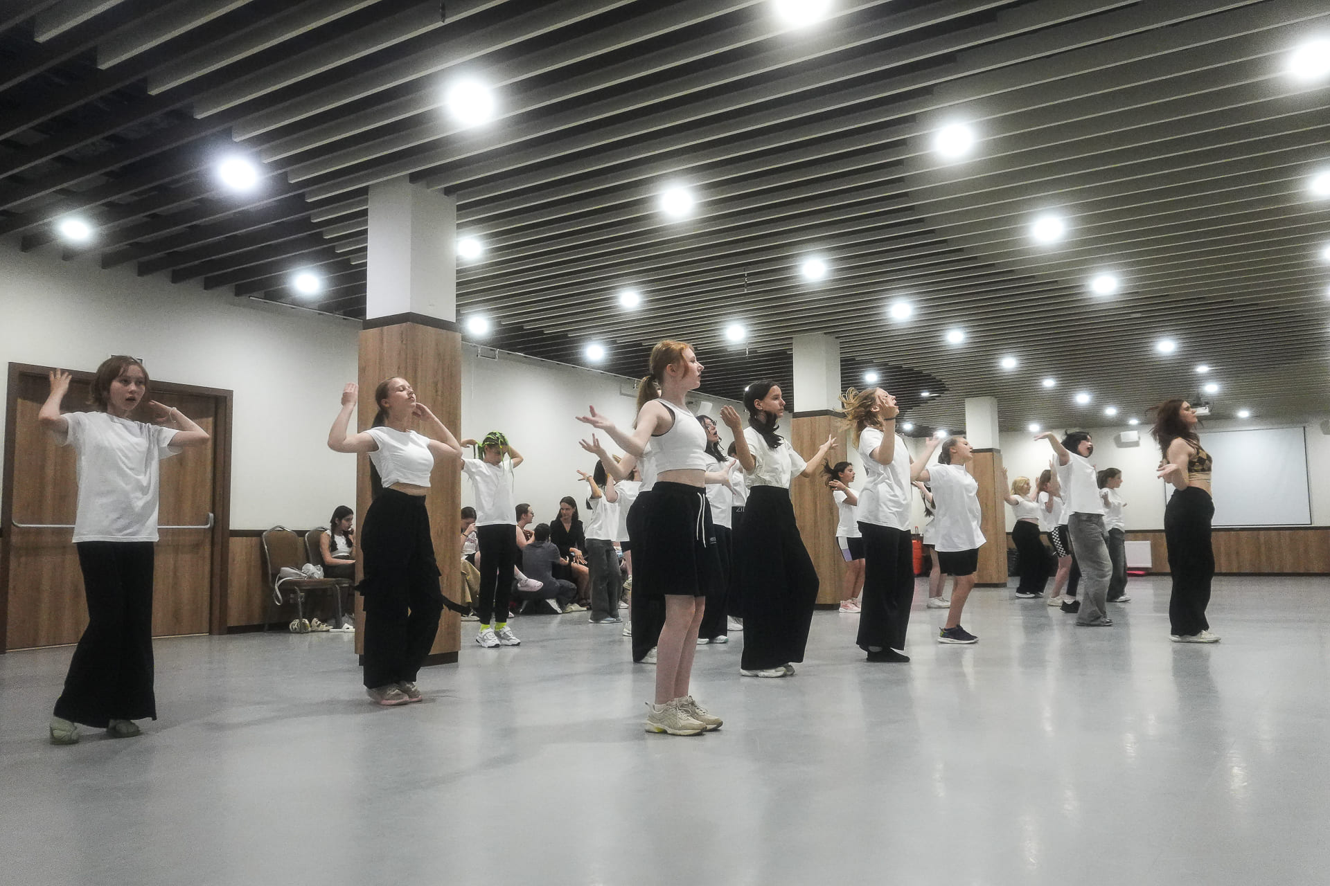 Танцевальный K-pop лагерь Vysota Dance Camp – творческий лагерь, Московская обл., Истра. Путевки в детский лагерь на 2026 год, фото программы 1