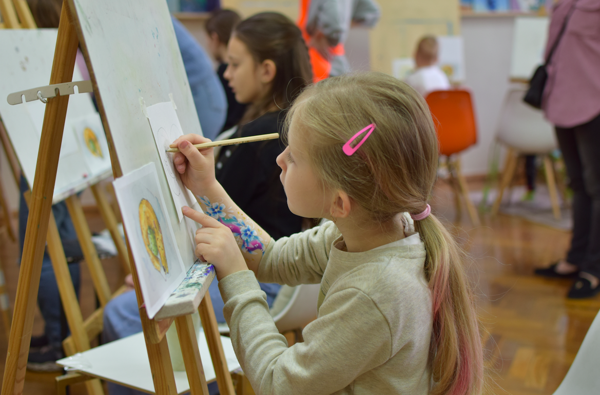 Городские лагеря в москве 2024. Арт лагерь для детей. Молодой художник фото. Арт смена лагерь фото детей. Арт художник 2003 год.