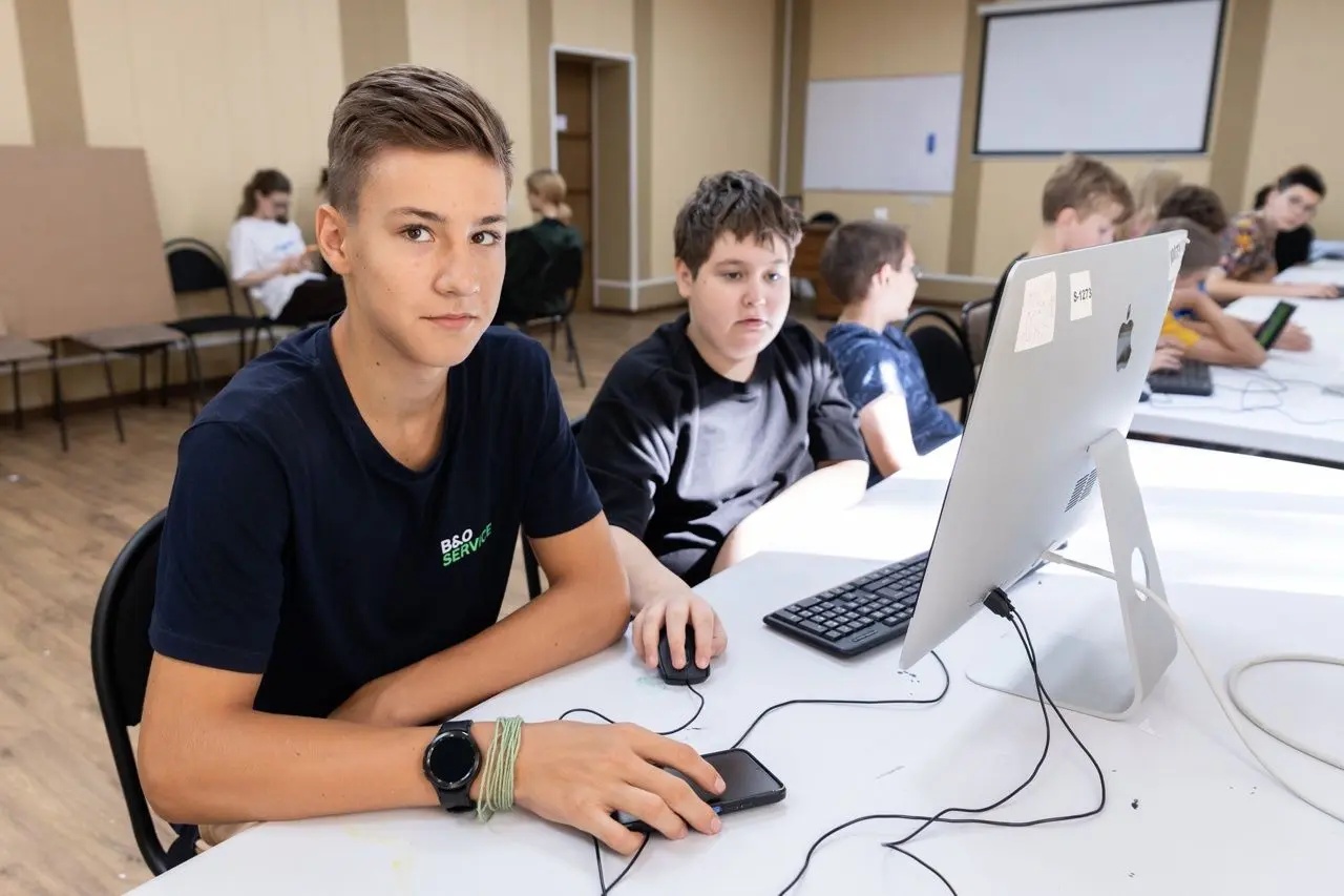 Образовательный интенсив Enjoy AI Camp. Ёлочки – детская программа, Московская обл., Домодедово. Путевки на детские программы на 2026 год, фото обучения 9