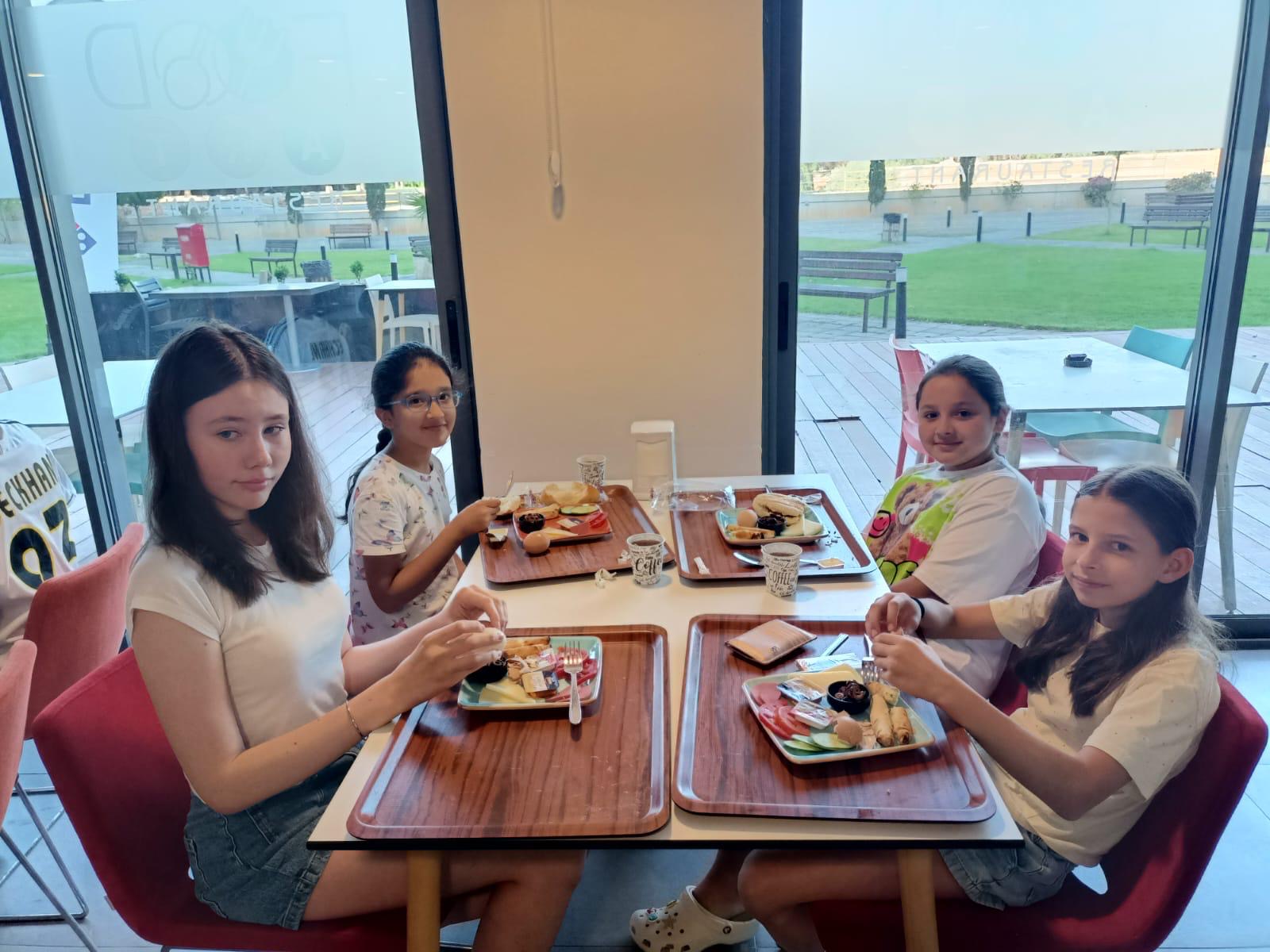 Триумф - Летняя школа EMU на Северном Кипре – языковой лагерь, Северный Кипр, Фамагуста. Путевки в детский лагерь на 2026 год, фото питания 2