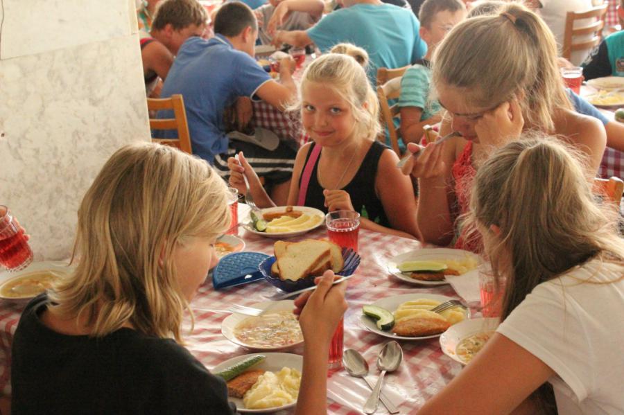 «Лагерь имени Казакевича» – Детский оздоровительный лагерь для детей 7-16 лет в Крыму, купить путевку в лагерь, фото питания 1