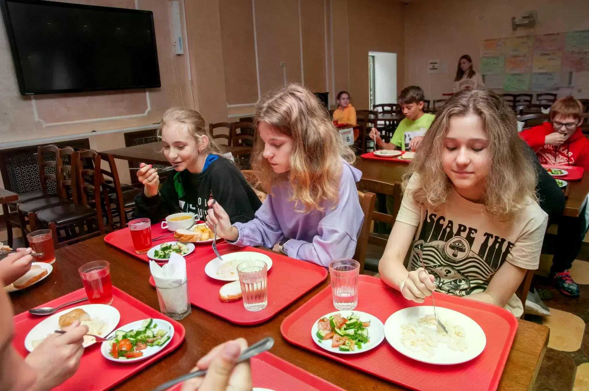 Enjoy Camp Art. Головинка – творческий лагерь, Калужская обл., Жуковский р-н. Путевки в детский лагерь на 2026 год, фото питания 1