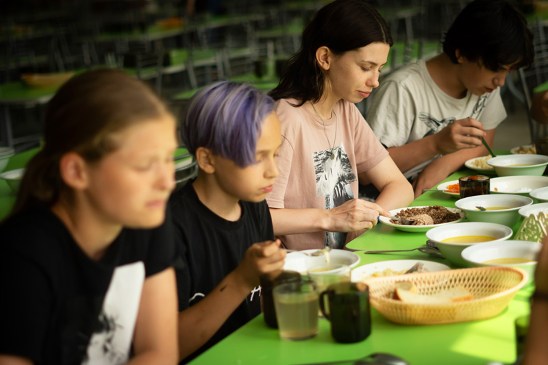 Робинзонада. Эволюция. Назад в будущее – тематический лагерь, Краснодарский край, с. Лермонтово. Путевки в детский лагерь на 2026 год, фото питания 1