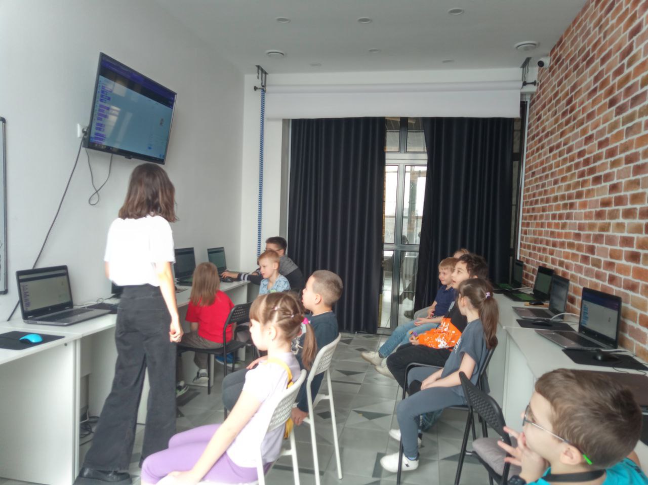 Алгоритмика. Интенсив Профессии будущего – городской лагерь, г.Сургут. Путевки в детский лагерь на 2025-2026 год, фото 1