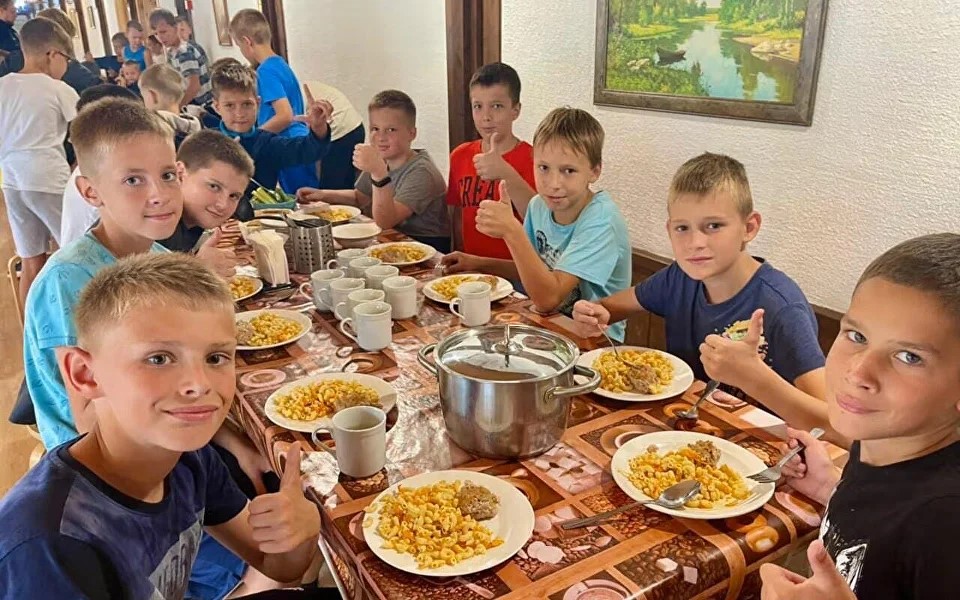 Azimov Camp. ДОЛ Кирочное подворье – IT и математический лагерь, Ленинградская обл., Выборгский р-н. Путевки в детский лагерь на 2026 год, фото питания 1