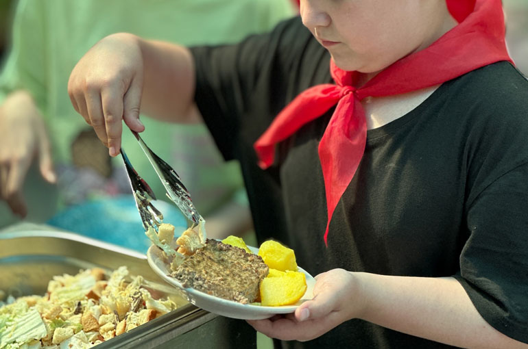 Енотики Кемп – языковой лагерь, Владимирская обл., Александровский р-н. Путевки в детский лагерь на 2026 год, фото питания 7