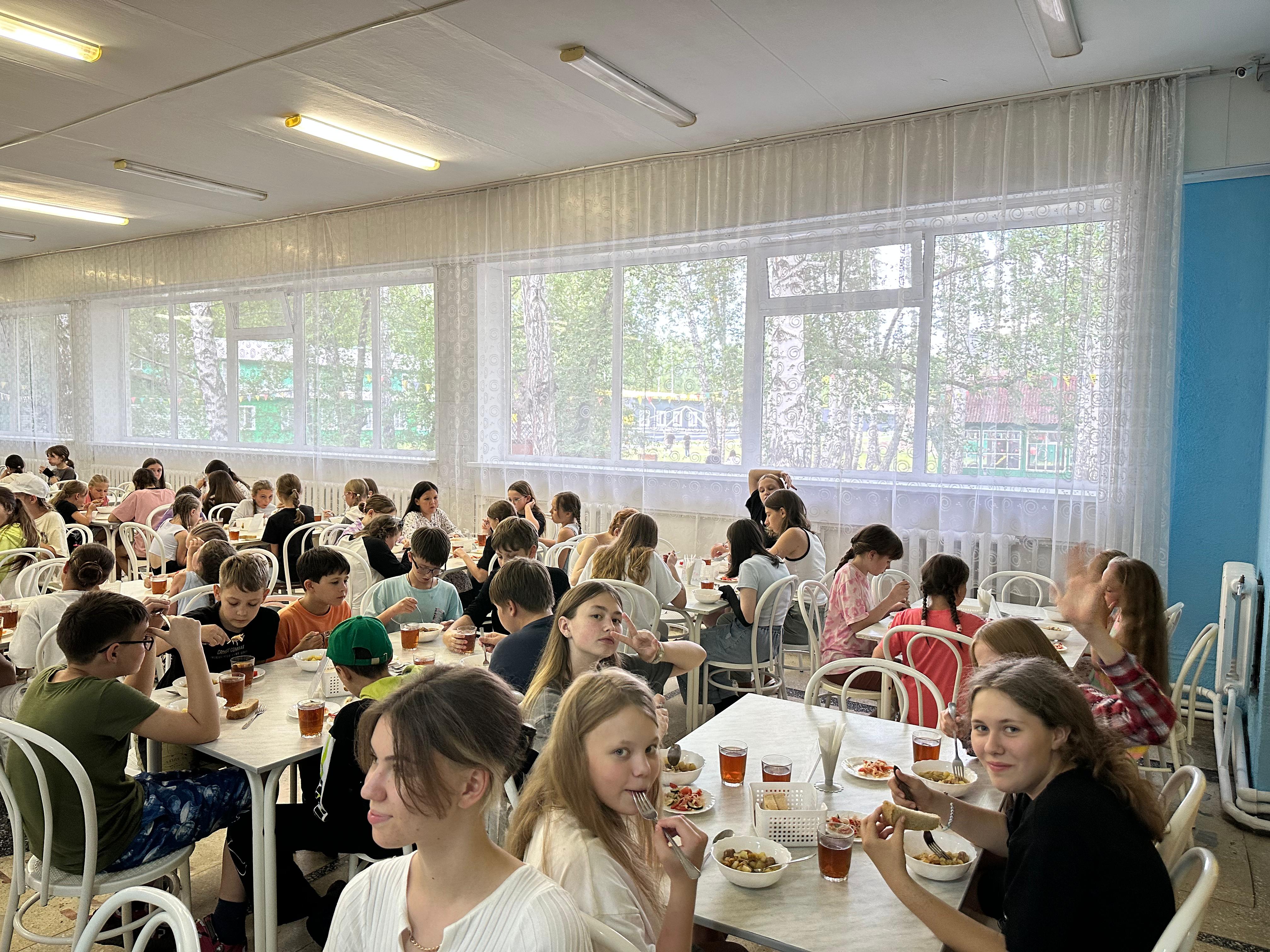 ОXFORD FRIENDS CAMP. Выездной языковой лагерь – языковой лагерь, Новосибирская обл., Ордынский р-н. Путевки в детский лагерь на 2026 год, фото питания 2